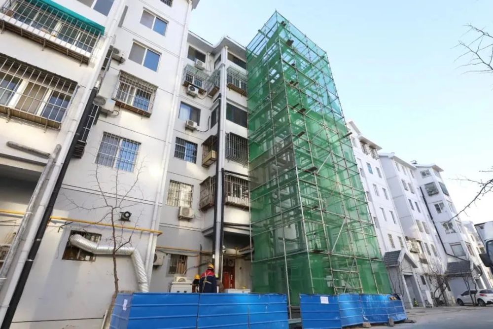 42岁老楼加装电梯，连克难关的智慧与勇气