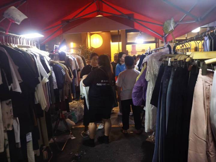 浙江一夜市摊位上演商战风云