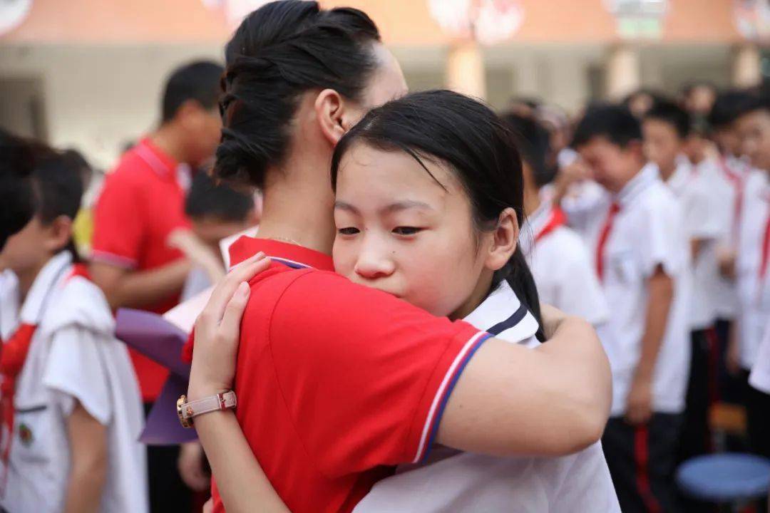 河南一小学举办90余桌毕业宴，一场温馨而感人的告别仪式