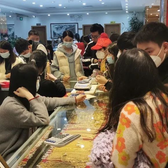 黄金回到8字头，实探金店，一场关于黄金的淘金之旅