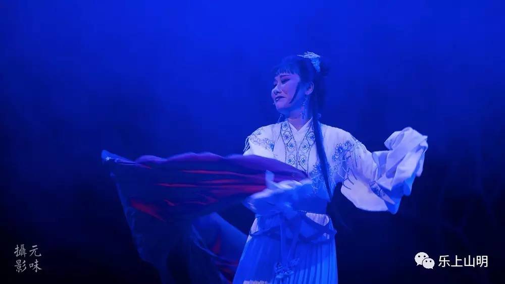 萧蔷获年度乘风精神奖，演艺路上的不懈追求与突破