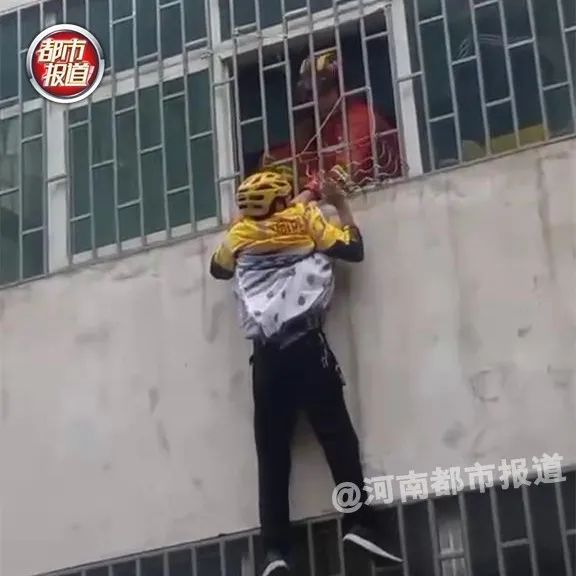 外国男子徒手爬上十楼救下两名孩童