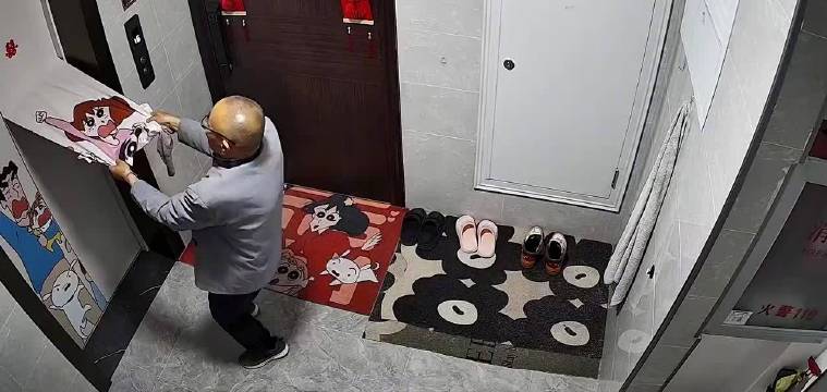 男子在家一丝不挂，邻居拍照发业主群，隐私与社区规范的边界