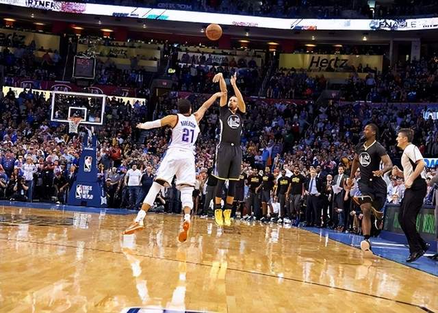 飞机上的NBA，三万英尺高空看篮球，到底有多爽？
