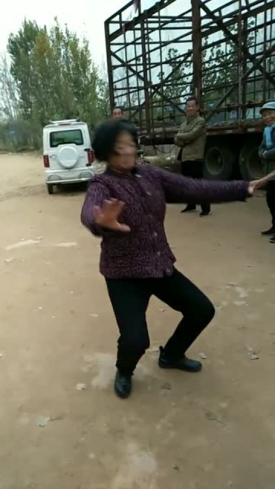 70后农村大妈跳街舞爆火，一场意外的网络狂欢