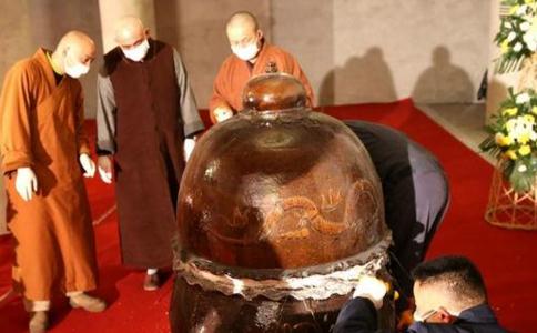 博物馆回应工地挖出僧人圆寂坐缸容器