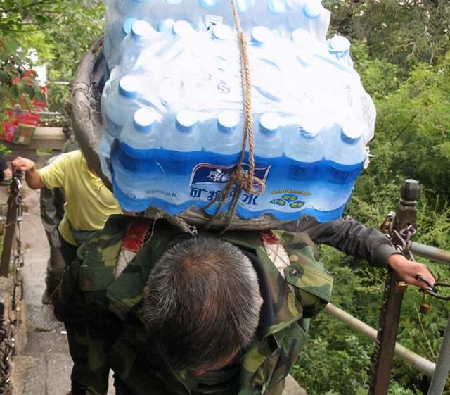 景区山顶矿泉水售价1元被赞良心