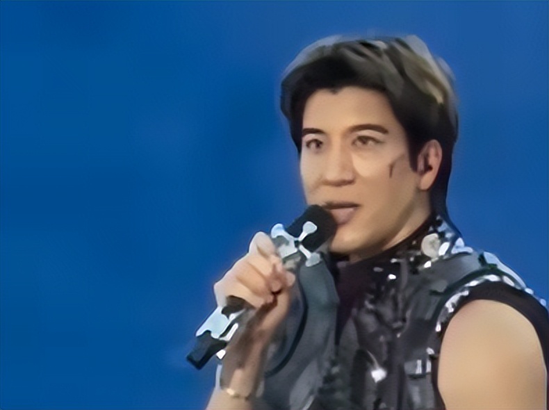 王力宏演唱会摔倒 面部出血，意外背后的音乐与人生