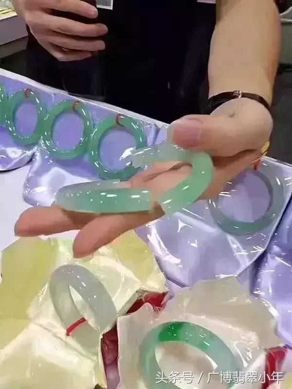 震惊！十万余元的手镯砍到399元，揭秘背后的秘密