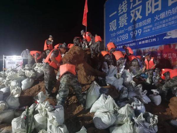 子弟兵投入广西六蓝水库抢险救灾