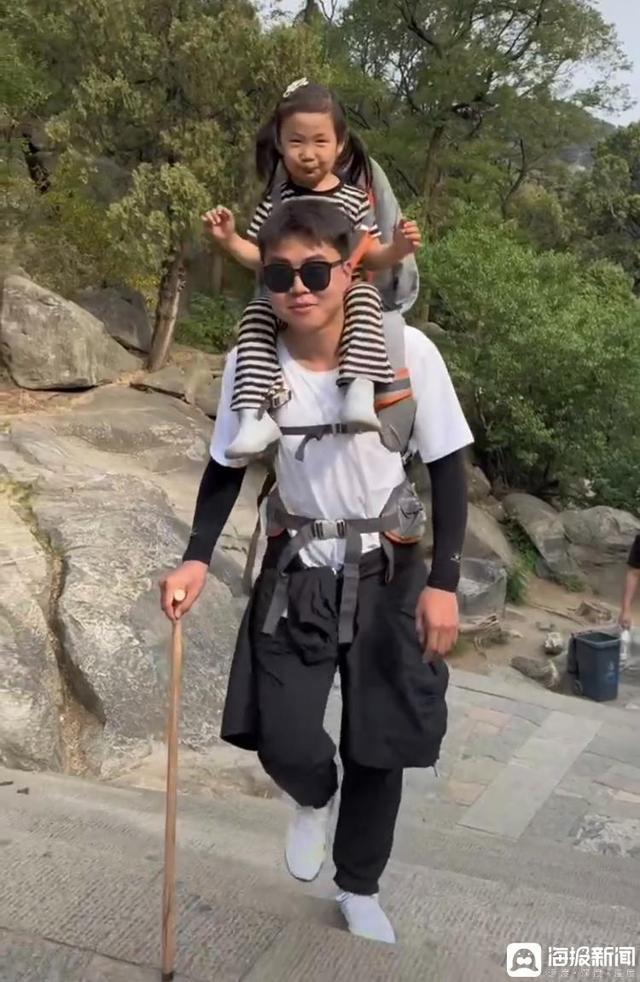 爸爸带儿子爬泰山捡空瓶