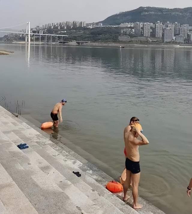 重庆男子江边垂钓，携移动空调成网红