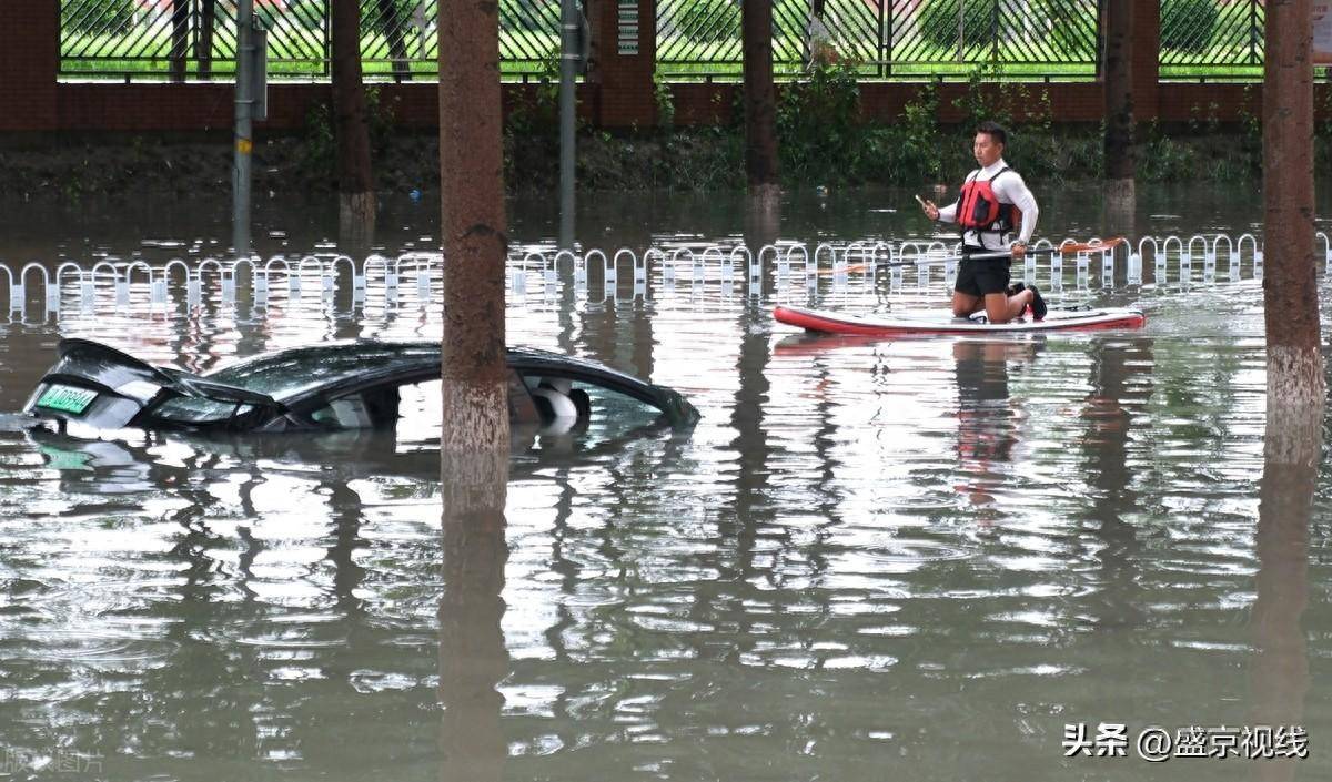 沈阳暴雨，路人撑船穿梭街道