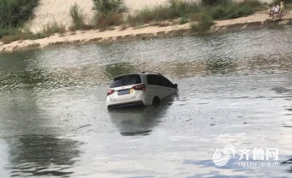 游客忘拉手刹轿车溜进赛里姆湖