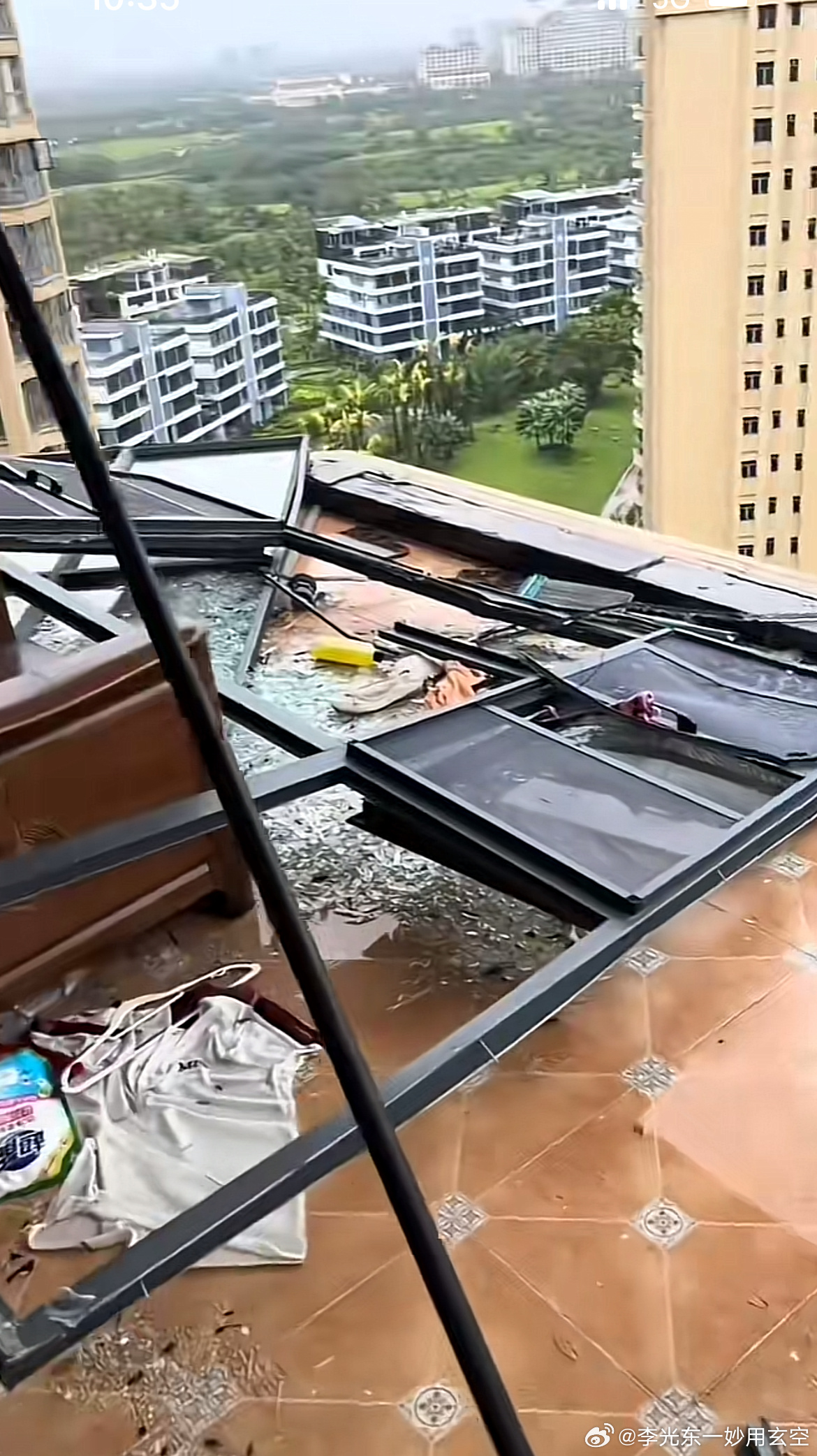 狂风天客厅落地窗为何更易被吹落
