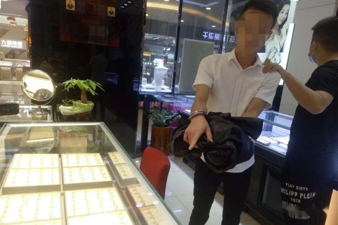 男子20天盗窃8次水果店，竟还在店里洗澡