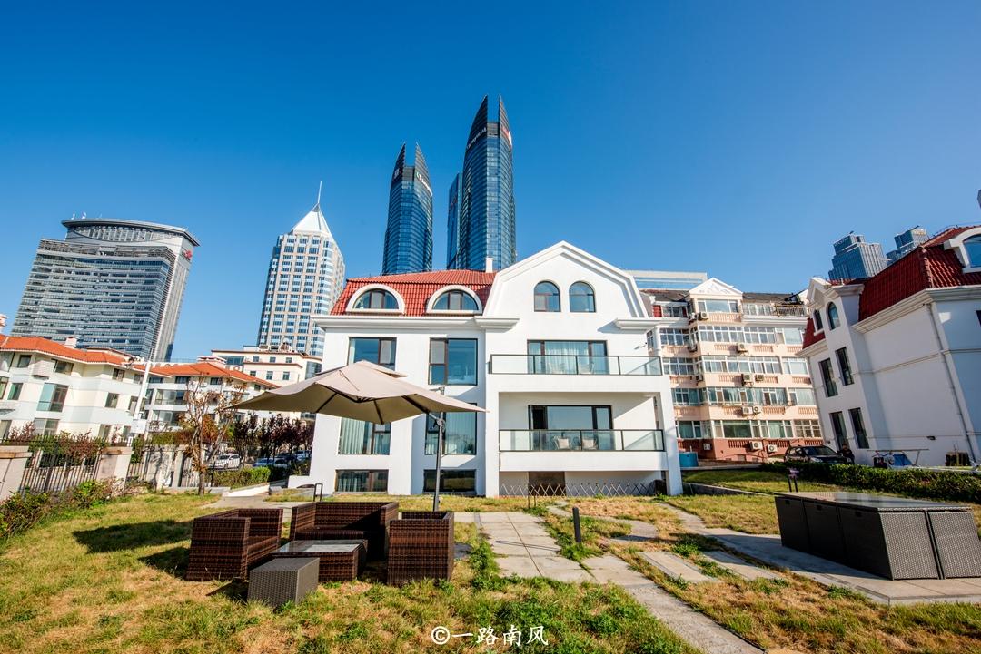 山东一酒店起火，现场浓烟滚滚