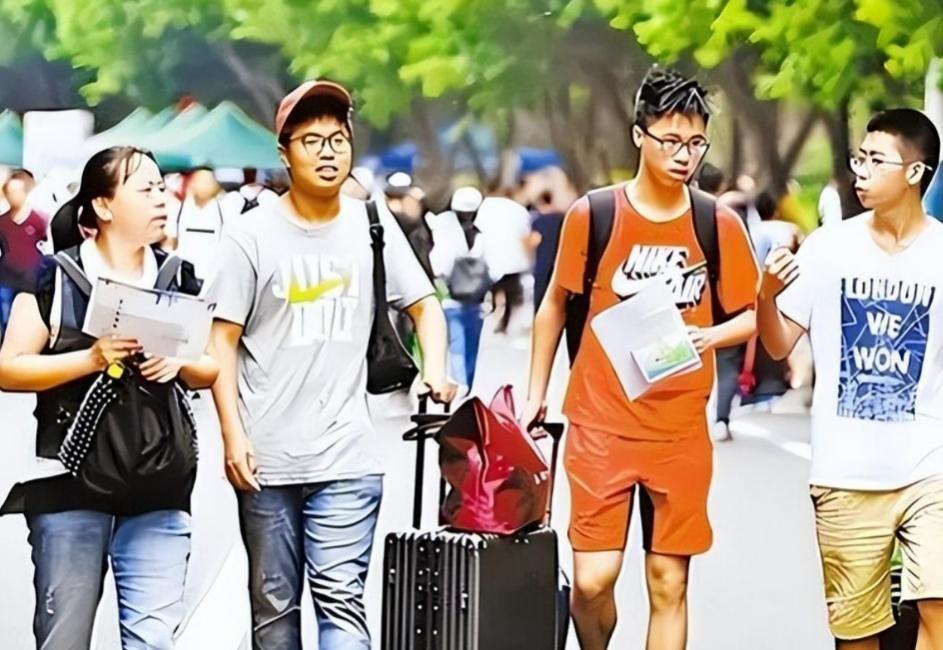 武汉首封高考录取通知书送达