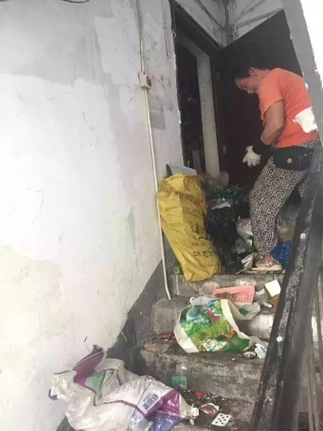 长沙一出租屋现垃圾山，生活乱象引人深思