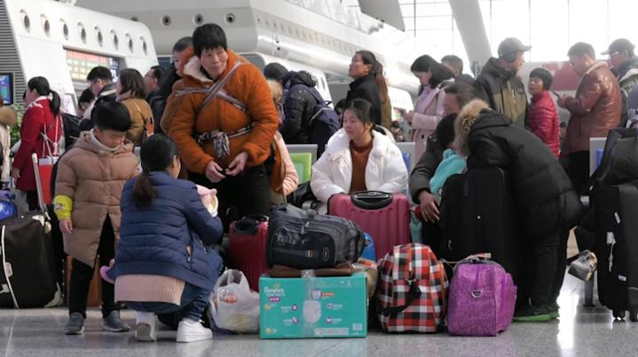 两男子趁乘客候车睡着偷手机被抓